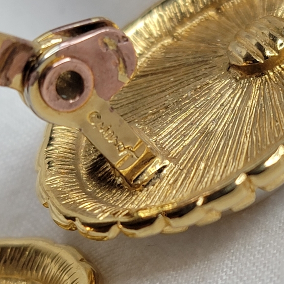 Vintage Faux Pearl Gold tone Monet Clip on earrings - Picture 15 of 16